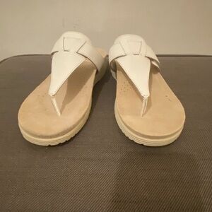Dansko Women's white thong  Sandals